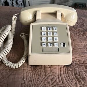 Vintage ATT 2500 MMBG Corded Push Button Phone